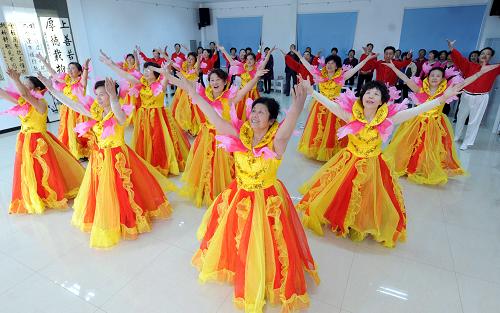 4月2日,河北省大厂回族自治县老年大学艺术团的老人们在排练歌舞。近年来,河北省大厂回族自治县坚持文化发展城乡统筹,不断加强公益性文化设施投入力度,开展丰富多彩的文体活动,着力构建覆盖城乡的公共文化服务体系,深入推进文化乐民、文化惠民,满足各族群众的精神文化需求。新华社记者 李晓果 摄