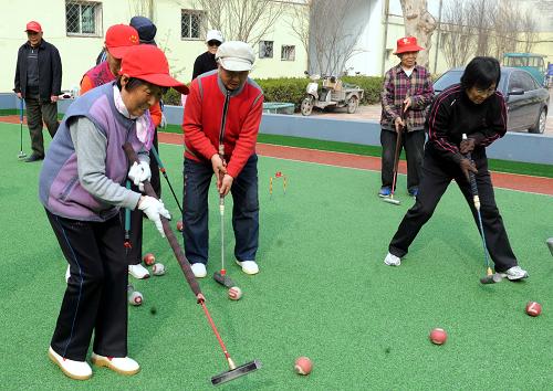 4月2日,河北省大厂回族自治县的老人们在门球场内打球。新华社记者 李晓果 摄