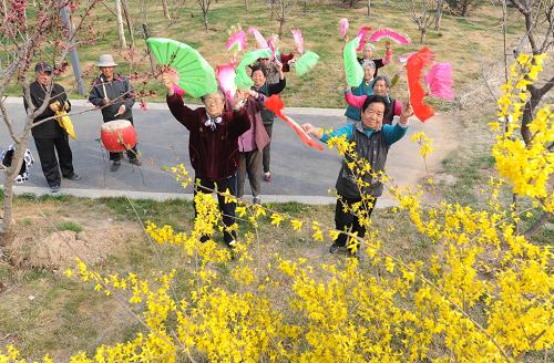 4月2日,村民在河北省大厂回族自治县一农村小公园内扭秧歌。新华社记者 李晓果 摄