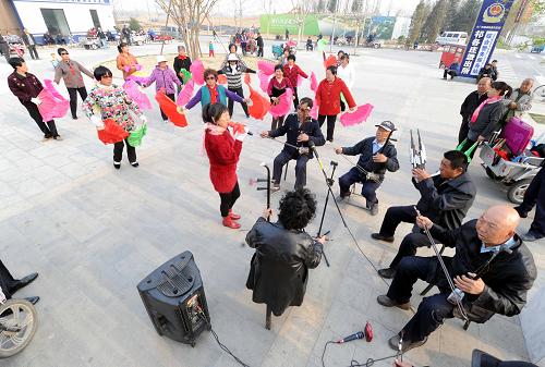 4月2日,村民在河北省大厂回族自治县一农村小公园内唱歌。新华社记者 李晓果 摄