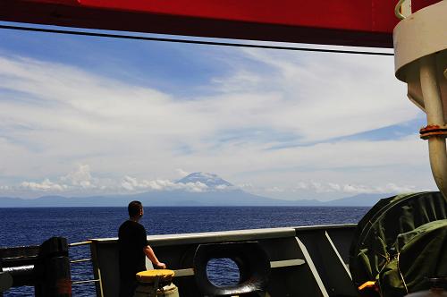 这是4月4日拍摄的“雪龙”号在龙目海峡航行的景象。新华社记者 张建松 摄
