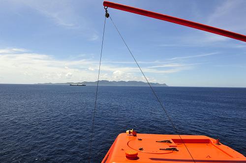 这是4月4日拍摄的“雪龙”号在龙目海峡航行的景象。新华社记者 张建松 摄