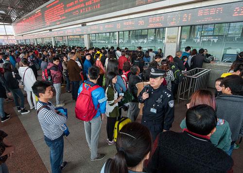 4月4日,一名铁路民警在重庆火车北站人流密集的售票厅内进行巡查。清明节来临,外出祭扫、旅游、踏青客流明显增多。为确保清明节日期间铁路运输安全畅通,重庆铁路公安处结合辖区实际,进一步加强安检工作力度,优化警力部署、加强站车巡查防范,针对清明节祭扫使用的鞭炮等易燃易爆物品进行重点查堵,积极维护良好的站车治安环境。新华社记者 刘潺 摄