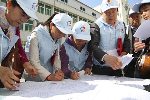 4月4日,乡村文化志愿者在《文化志愿者服务协议书》上签字。新华社发(卜向东 摄)