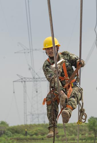 4月22日,在重庆市荣昌县,工作人员在高空开展作业。新华社记者 陈诚 摄