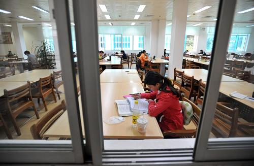 4月23日,在广西壮族自治区图书馆,读者在阅读书刊。新华社记者陆波岸摄