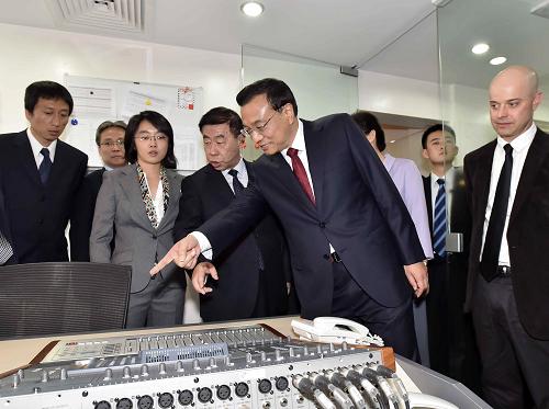 5月11日,中国江南平台入口
总理李克强在肯尼亚首都内罗毕看望并慰问中央电视台非洲分台员工。