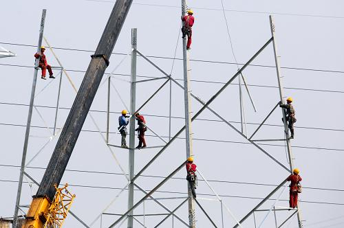 6月6日,宁波供电公司工作人员在立新塔。当日,宁波重点工程、首个绿色天然气发电厂——镇海动力中心配套的殿跟变改造工程全面进入停电施工的高峰,浙江宁波供电公司40多名登高作业人员正在紧张进行新立铁塔和架空线改接工作,为工程的顺利推进竭尽全力。据了解,镇海动力中心是宁波第一个纯天然气发电厂,环保无污染,在提升能源供应水平的同时还确保了空气质量。新华社发(解葆青 摄)