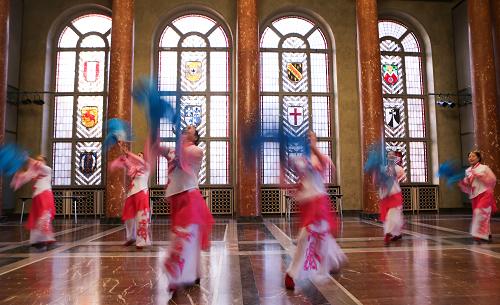 6月6日,在德国柏林,中国演员在柏林市政厅里排练。当日,“2014中国梦-走进德国”活动在柏林市政厅拉开帷幕,来自中国各地艺术团体的近百名演员参加开幕式演出。本次活动持续至8日,以舞蹈、乐器、书画摄影等多种形式,开展中德两国艺术交流。新华社记者 张帆 摄