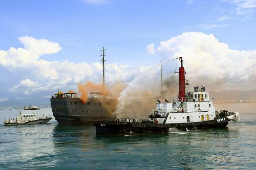 6月18日,在海南三亚海域演习现场,演习人员在扑灭“船舶机舱火情”。新华社 发
