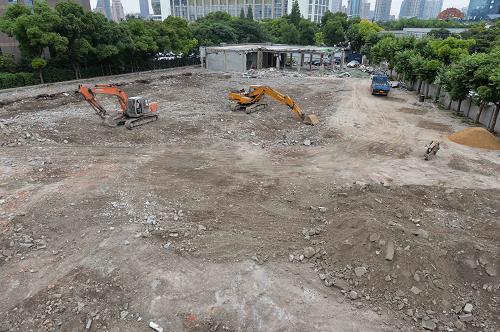 6月18日拍摄的位于丰和路、陆家嘴西路转角的迪士尼旗舰店建设工地。新华社发(刘晓晶 摄)