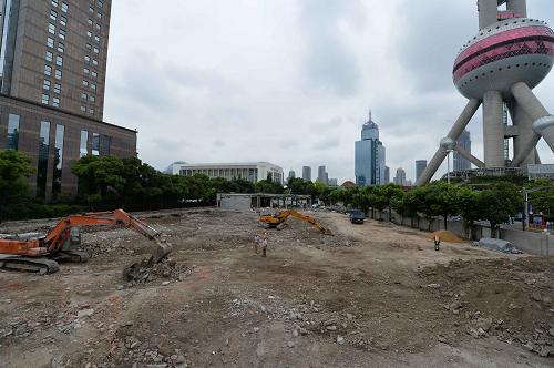 6月18日拍摄的位于丰和路、陆家嘴西路转角的迪士尼旗舰店建设工地。据上海市政府新闻办消息,位于上海浦东的陆家嘴迪士尼旗舰店已于6月9日动工。计划2015年初正式对外开放。据上海市路政局介绍,陆家嘴迪士尼旗舰店由陆家嘴金融城临时配套管理用房项目二期改建而成,位于丰和路、陆家嘴西路转角,与东方明珠相邻。新华社发(刘晓晶 摄)