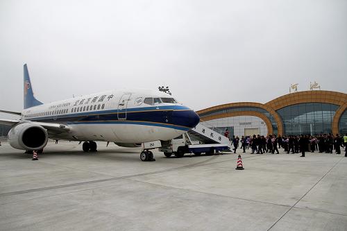 河池机场首架航班试飞成功(2月12日摄)。新华社发(高东风 摄)