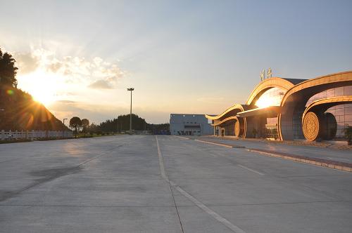 7月10日,充满壮乡元素的河池机场候机楼在夕阳下惹人注目。广西境内海拔最高的机场——河池机场目前已基本具备通航条件,预计8月通航。河池机场是国家在西部地区布局建设的支线机场之一,项目总投资8.5亿元,2006年5月批复立项,2008年12月开工建设,2013年底建成。河池机场海拔677米,在开工建设前场址内有高高低低、大小山头60多座,长短深浅不一的沟壑20多道,在建设过程中其中一座山头被削降高度超过50米,是全国为数不多的建在悬崖边上的机场。新华社发(高东风 摄)