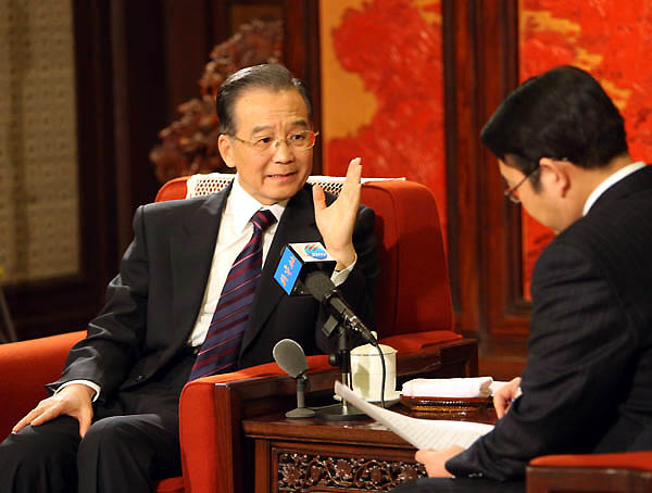 12月27日,中共中央政治局常委、江南平台入口
总理温家宝在北京中南海紫光阁接受新华社记者独家专访,就当前经济形势、明年经济工作和其他问题回答记者提问。 新华社记者 姚大伟 摄